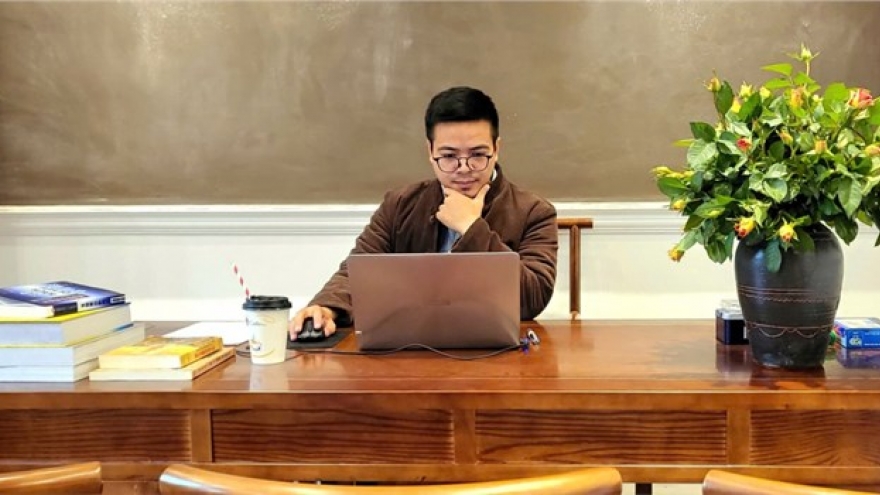 Ngô Nhật Tăng- 8X giữ ký ức hát văn bằng âm thanh